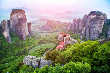 günbatımı Yunanistan Meteora taşlara ünlü vadisinde muhteşem büyülü manzara. Büyük şaşırtıcı dünya. Konumlar.