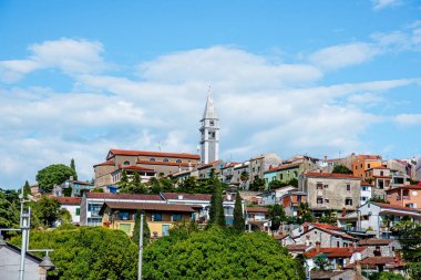 Hırvatistan 'ın Porec kentindeki kilise kulesinin nefes kesici manzarası
