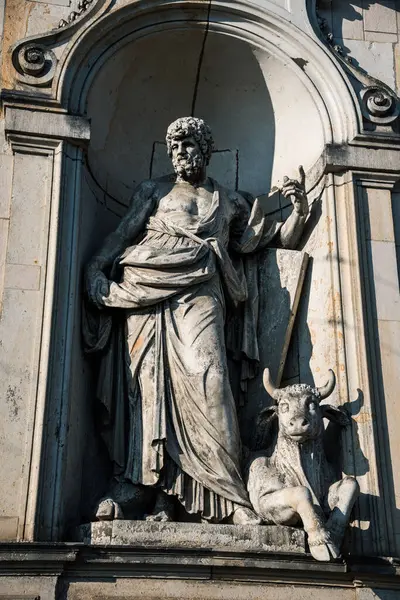 Evangelist Luke 'un Dresden' deki katedralin ön cephesinde bir boğayla heykeli.