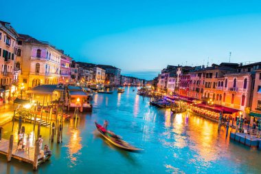 Venedik, İtalya - 10 Haziran 2017: Venedik, İtalya 'da gondollu büyülü manzara. Popüler turizm merkezi.