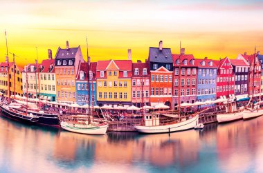 Danimarka Kopenhag başkenti ünlü bir Nyhavn tekneler ile büyülü büyüleyici manzara. Egzotik harika yerler. Popüler turist atraction.