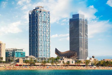 Barcelona, İspanya - 12 Ağustos: 12 Ağustos 2011 tarihinde Port Olimpic Barcelona, İspanya Hotel Arts ve Mapfre Kulesi ve Peix heykel.