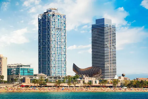 Barcelona, İspanya - 12 Ağustos: 12 Ağustos 2011 tarihinde Port Olimpic Barcelona, İspanya Hotel Arts ve Mapfre Kulesi ve Peix heykel.
