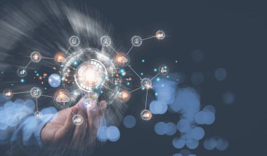 Ampul bulutlarını tutan iş adamı bağlantı ağıyla el ele veriyor. Geleceğe küresel haberleşme. İş başarısı için dijital internet teknolojisi bilgisi.