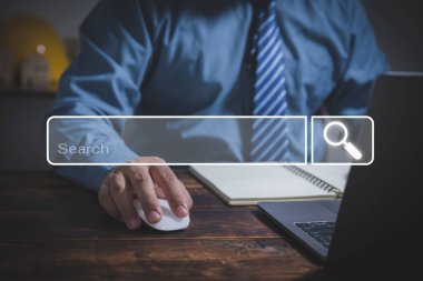 Teknoloji arama motoru optimizasyonu. İşadamı internet sitelerinde veri aramak için fare ve dizüstü bilgisayar kullanıyor. İnternet, dijital teknoloji konsepti. Sanal ekran arama çubuğu.