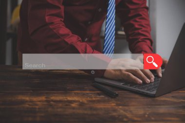 Ahşap tablolardaki internet verilerini araştırmak için dizüstü bilgisayar ya da bilgisayar kullanan bir iş adamı. İnternet dijital çevrimiçi, SEO, Networking konsepti. Arama kutusu simgesi olan toplum web sayfası ve boşluk kopyala.