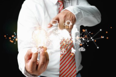 Küresel internet bağlantısı uygulama teknolojisiyle elde ampul tutan bir iş adamı. İnternet ağ aktarımları dünya çapında bilgi verir.