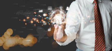 Yapay zeka ve internet ağı ile bulut hesaplaması dünya çapında bilgi aktarımı yapar. Küresel internet bağlantısı teknolojisi ile bulut hesaplayan bir iş adamı ampulü elinde tutuyor.