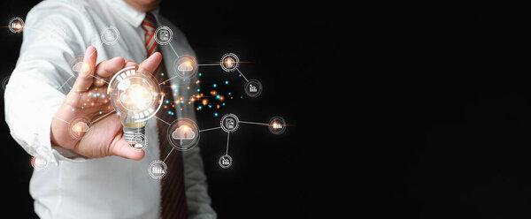 Бизнесмен держит под рукой лампочку с облачными вычислениями глобальной технологии подключения к Интернету. вычисления и интернет-передачи информации по всему миру.