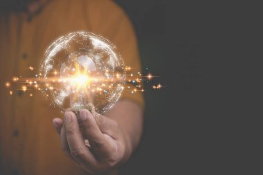 Bağlantı teknolojisi olan bir ampul tutan iş adamı dijital internet ağı fotokopi alanı siyah arka planı. Yaratıcı fikir ve yenilik teknolojisi kavramı.