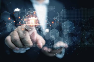 İşadamı ve yatırımcılar akıllı telefon kullanıyor, kopyalama alanı olan sanal bankacılık simgesine dokunuyorlar. Analiz, strateji pazarlaması ve gelecekte büyümek için yatırım.