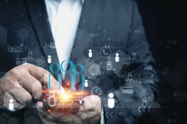 İş adamı akıllı telefona dokunuyor, küresel yapı müşteri ağı teknolojisi. Veri değişimi, müşteri hizmetleri, iş stratejisi. Müşteri ilişkileri yönetim konsepti. CRM. 