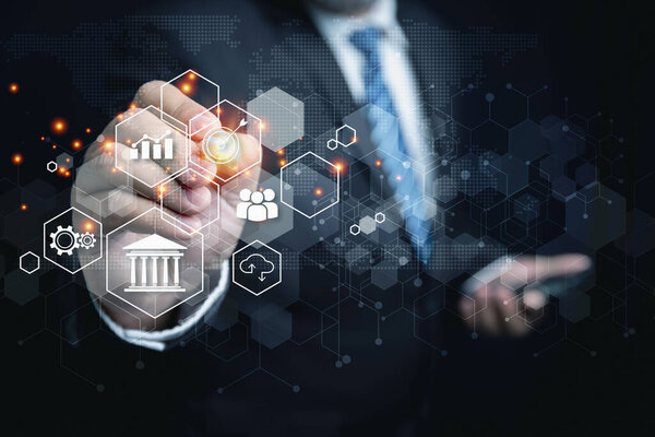 Бизнесмен использует смартфон для планирования инвестиций с целью получения прибыли компании в будущем. Анализ стратегии маркетинга для успеха бизнеса. Финансовые, бухгалтерские и бизнес-концепции.