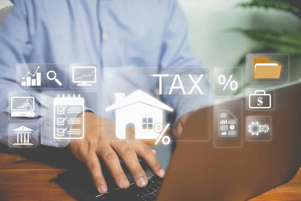 Zakenman Gebruiken Computer Online Inkomstenbelasting Formulieren Belasting Van Het Jaar — Stockfoto