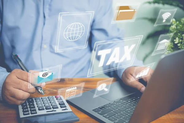 사업가는 컴퓨터 온라인 소득세 서류를 이용하여 소득세를 사람들은 세금을 나라를 — 스톡 사진