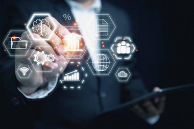 İşadamı tablet kullanıyor, kopyalama alanı olan banka simgesinde sanal ekrana dokunuyor. Yatırımcılar şirketin karına yatırım planları hazırlıyorlar. Kredi, yatırım, mali ve bankacılık kavramları.