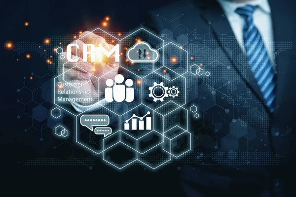 CRM, müşteri ilişkileri yönetim konsepti. İş adamı internetteki iş pazarlama internetinde sanal ekrana dokunuyor. Memnuniyet, internet üzerinden iletişim.