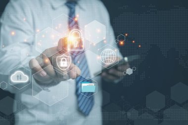 Güvenlik duvarı arayüzü koruması ve siber güvenlik. İş adamı kişisel bilgileri korumak için asma kilit üzerindeki sanal ekrana dokunuyor. Teknoloji koruması özel veriler.