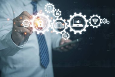 Güvenlik duvarı arayüzü koruması ve siber güvenlik. İşadamı asma kilitli bir kalkanda sanal ekrana dokunuyor. Teknoloji koruması özel veriler.