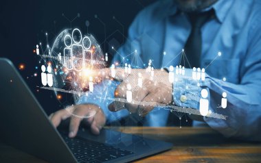 İş adamı, müşteri ilişkileri yönetimi için sanal insan ikonlarına internet üzerinden dokunmak için bilgisayar kullanır. Müşteri hizmetleri, dijital pazarlama. Müşteri ilişkileri yönetim kavramı.