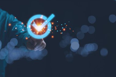 Garanti ürün ve ISO hizmeti için en iyi kalite güvencesini gösteren bir parmak. Teminat ve müşterilere kalite güvencesi.