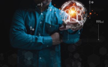 İş adamı, müşteri ilişkileri yönetimi için elinde dünya haritası olan sanal insan ikonuna dokunuyor. Müşteri hizmetleri, çevrimiçi dijital pazarlama.