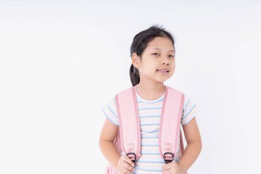 Konseptler okula, öğrenme, eğitim. Pembe sırt çantalı Asyalı çocuklar okulda, beyaz arka planda kopya alanı ile izole edilmiş bir şekilde öğreniyorlar..