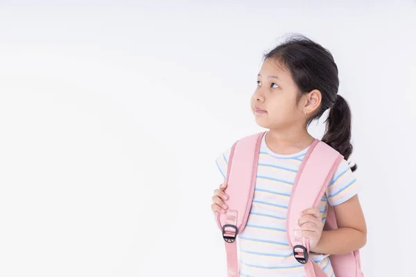 概念回到学校 带着粉色背包的亚洲女孩在学校学习 与白色背景隔离 并有复制空间 — 图库照片