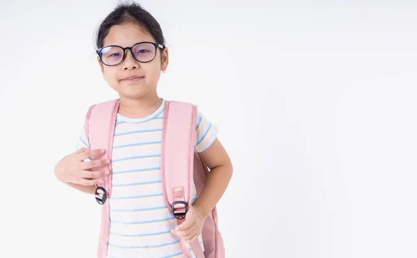 ピンクのバックパックを着たアジアの子供たちは コピースペースのある白い背景に隔離された学校で学びます 概念は学校 教育に戻ります — ストック写真