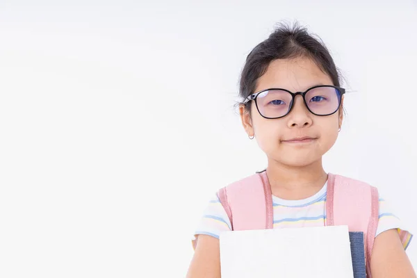 Pembe Sırt Çantalı Gözlüklü Asyalı Kızlar Okulda Beyaz Arka Planda — Stok fotoğraf