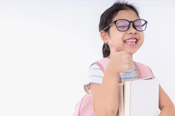 アジアの子供たちは ピンクのバックパックで眼鏡をかけて笑顔の幸せは コピースペースと白い背景に隔離された学校で学びます 概念は学校 教育に戻ります — ストック写真