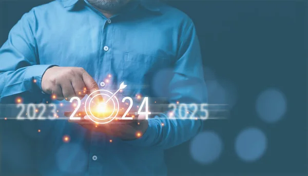 仮想画面2024に触れる人の手 新しい目標を設定し 今後数年間または将来のビジネスのための戦略マーケティングを計画します 2024年将来の成長に触れるビジネスマン チャンス ビジネス戦略 — ストック写真