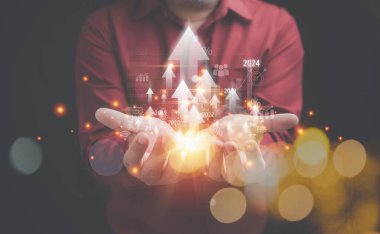 2024 'ün gelecekteki büyümesi. Hedefi belirle, iş stratejisi. Yeni Hedefler, Muhasebe, Mali ve Planlar konsepti. İş adamı 2024 yılına ait okları sanal ekranda tutuyor.