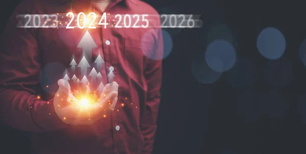 미래의 성장은 2024년에 이르렀습니다 비즈니스 새로운 2024 화살표 화면을 사업가 — 스톡 사진
