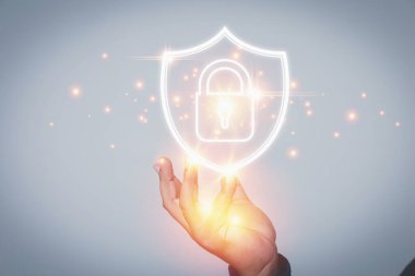 Siber uzay güvenlik kavramı ve internet gizlilik verileri. İş adamı sanal kalkanı elinde tutuyor ve elinde kopya alanı var. Teknoloji Güvenlik Koruma Kişisel Veritabanı.