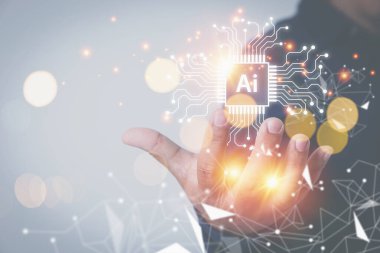 Sanal ekran yapay zekasını elinde tutan bir iş adamı elinde kopyalama alanı olan yapay zeka devresi. Yenilik teknolojisi konsepti. Elektronik PCB devre simgesi biçimindeki AI devre kartı.