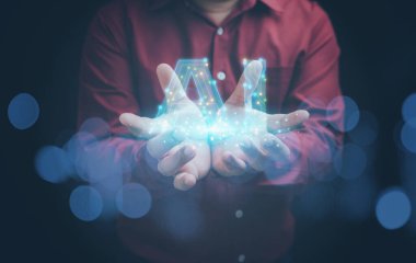 Yapay Zeka komutayı girerek makine öğrenme kavramını oluşturur. İş adamı sanal teknoloji yapay zekasını elinde tutuyor. Yenilikçi teknoloji makinesi öğrenmesi.