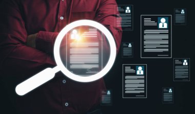 İş için en iyi çalışanı bulmak için internetten CV 'yi ara. İnsan kaynakları sistemi dijital ve çevrimiçi. Röportaj, işe alım konsepti. İnsan kaynakları müdürü çalışanları işe alıyor..