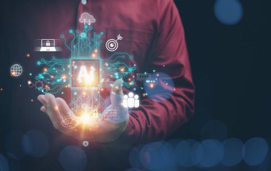 İş adamı yapay zeka devre kartını elektronik formda tutuyor. Yapay zeka, yapay zeka, akıllı robotlar büyük verileri destekliyor. Bilim ve teknoloji kavramı.