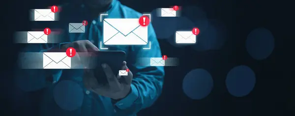 Omul Afaceri Care Deține Smartphone Alertă Inbox Mail Virusul Spam Fotografie de stoc