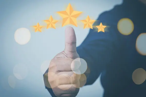 Kundenzufriedenheitskonzept Geschäftsmann Der Fünf Glühende Goldene Sterne Für Hervorragende Kundendienstleistungen Stockbild
