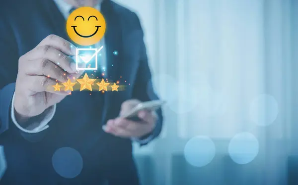 Bewertung Von Kundenfeedback Und Zufriedenheitskonzept Geschäftsmann Berührung Fünf Goldenen Sternen Stockbild