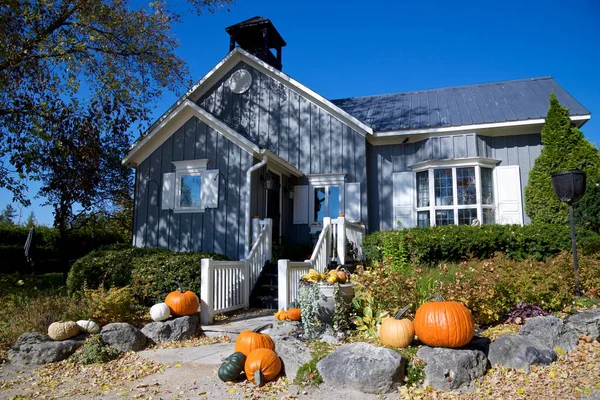 Violet Hill, Ontario / Kanada - 10 / 10 / 2018: Viktorya tarzı bir evde balkabaklarıyla Cadılar Bayramı süsü 