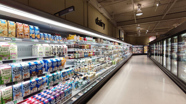 Молочные продукты на полке 