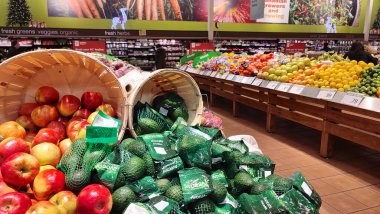 Markette rengarenk taze organik sağlıklı meyveler. Sağlıklı doğal gıda konsepti