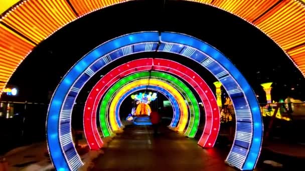 Прогулюючись Через Веселковий Тунель Китайському Лантерні — стокове відео