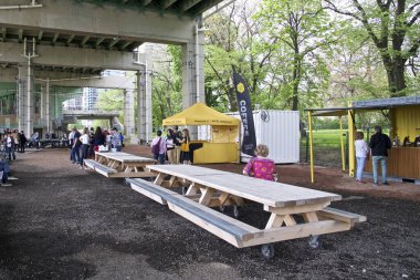 Toronto, Ontario / Kanada - 26 Mayıs 2019: Bentway - Otoyol köprüsü altındaki bir şehir parkı