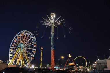 Toronto, Ontario, Kanada 'daki lunapark gezilerinin gece manzarası