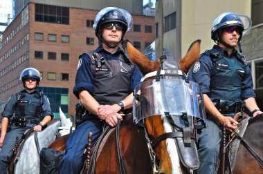 Toronto, Ontario, Kanada - 05 / 29 / 2009: Toronto, Ontario, Kanada 'da atlı polis.