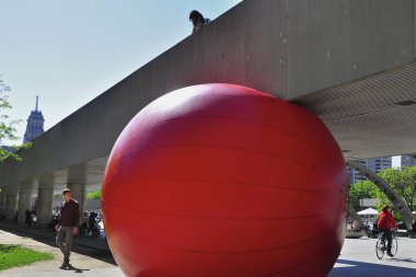 Toronto, Ontario, Kanada - 06 / 12 / 2009: Toronto City Hall 'da sanat sergisi - Redball, Amerikalı sanatçı Kurt Perschke' nin gezici bir halk sanatı eseridir.